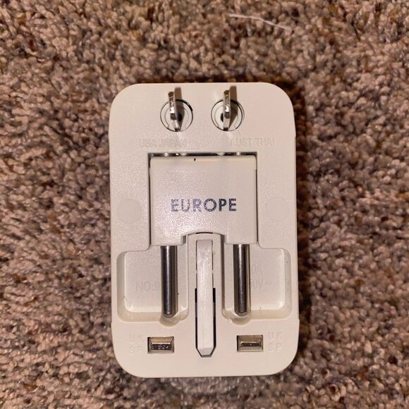 UNIVERSAL TRAVEL OUTLET ADAPTER & SURGE PROTECTOR - Picture 5 of 6